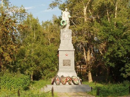 Вандализм в Сольвычегодске: Чтоб восстановить разрушенный местной властью памятник Солдату, местные жители просят поддержки у ОНФ