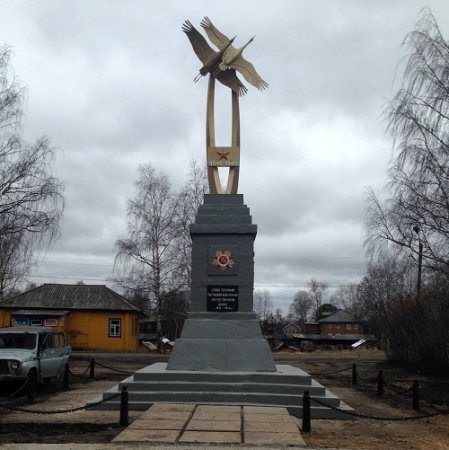 Вандализм в Сольвычегодске: Чтоб восстановить разрушенный местной властью памятник Солдату, местные жители просят поддержки у ОНФ