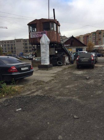 Бюст Сталина нашел себе пристанище в Архангельске у въезда на автостоянку