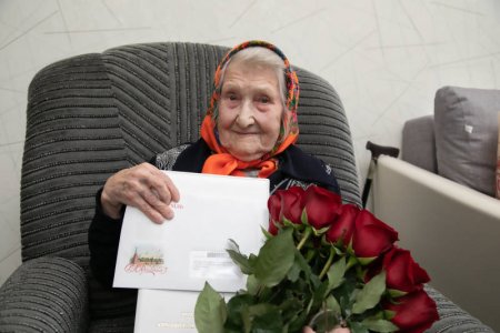 Ваге Петросян и Дмитрий Морев поздравили 100-летнюю архангелогородку с двумя праздниками