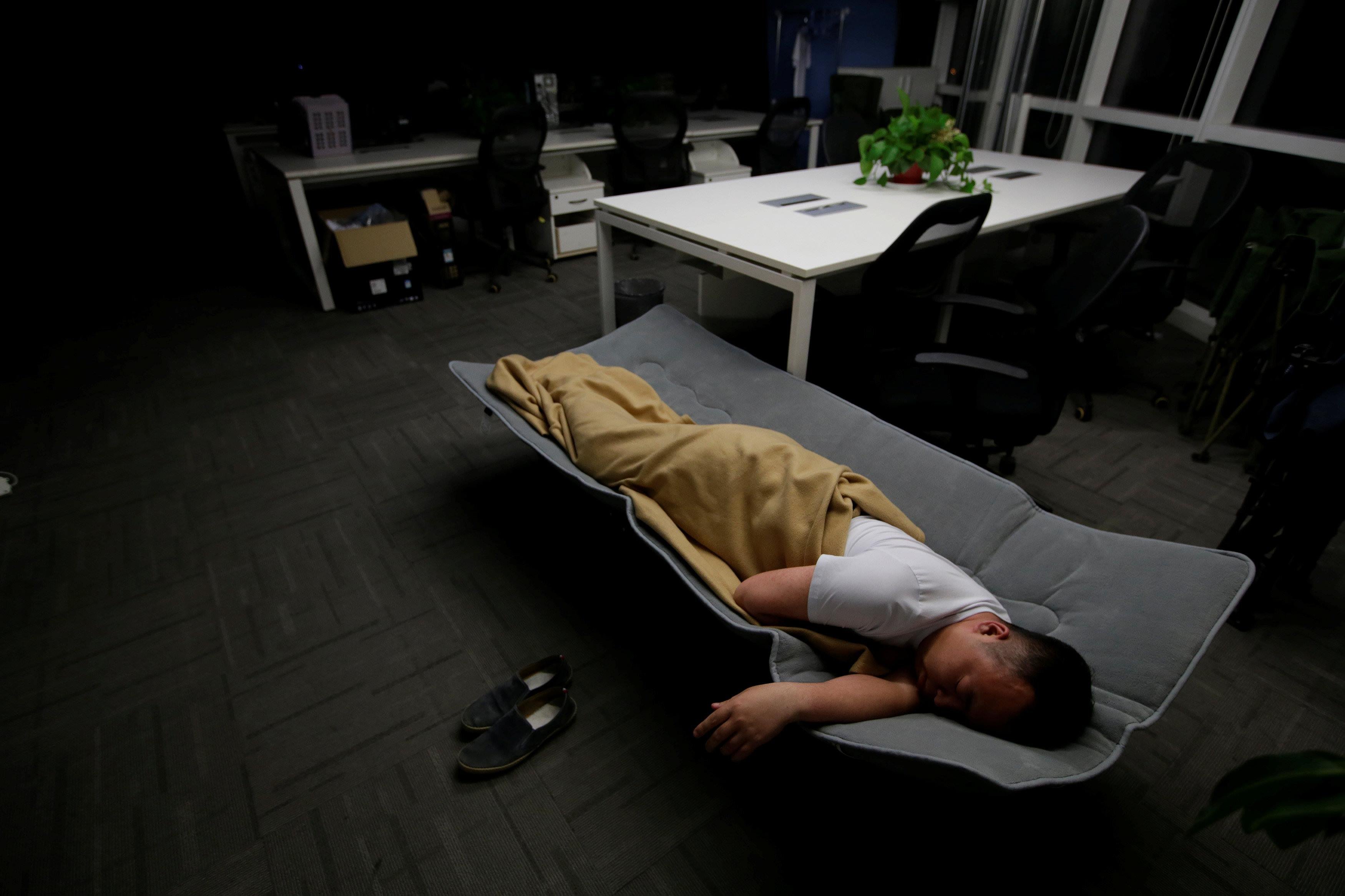 Спать место. Спит в офисе. Сон на рабочем месте. Спит на работе. Место для сна в офисе.