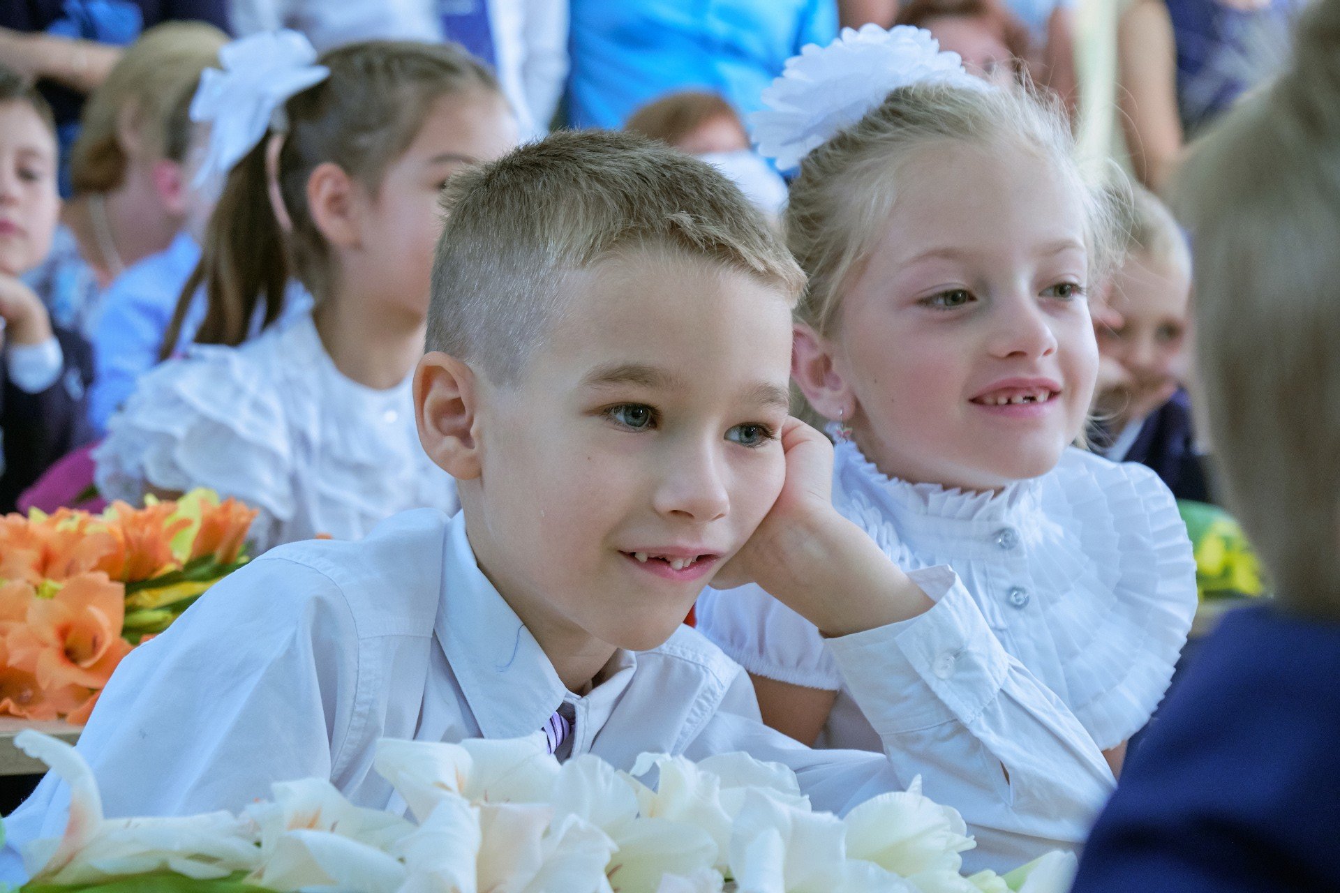 Много классов. Первоклашки. Современный первоклассник. Первоклашка улыбается. Американские первоклассники.