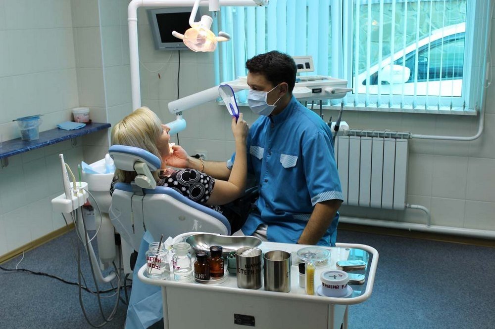 Телефон первой стоматологии. Зубной врач. Стоматолог терапевт. Стоматология врачи. Стоматолог фото.