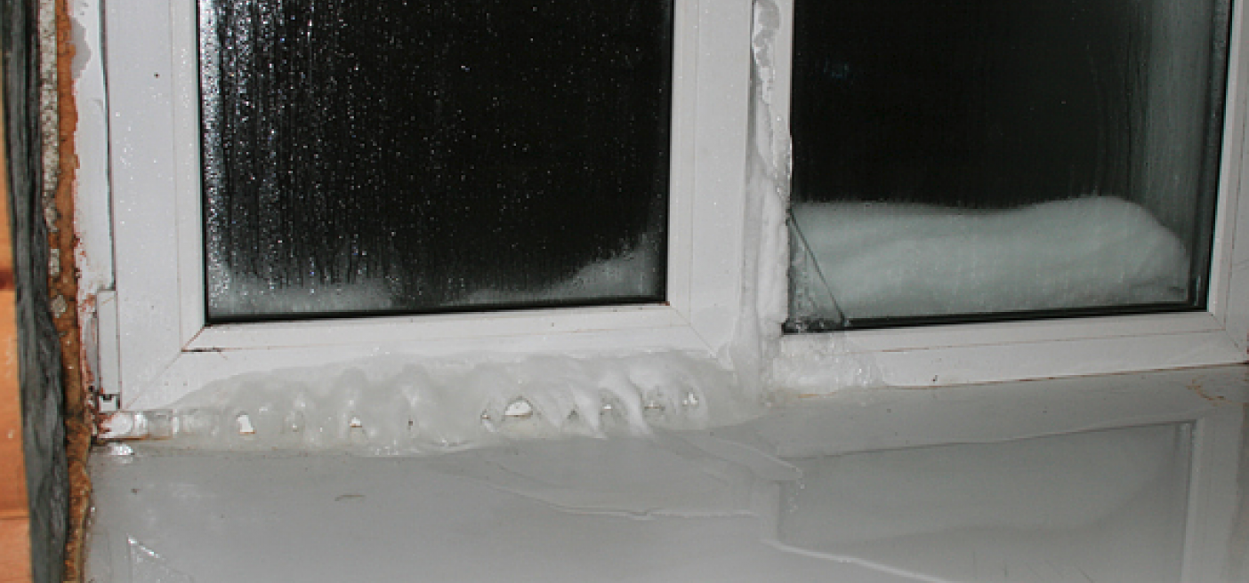 При сильных морозах на стеклах. Промерзают пластиковые окна. Некачественные пластиковые окна. Плохие пластиковые окна. Продувание пластиковых окон.