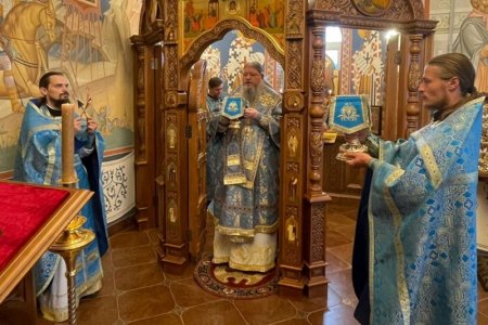 Архангельск отмечает праздник иконы "Троеручица"