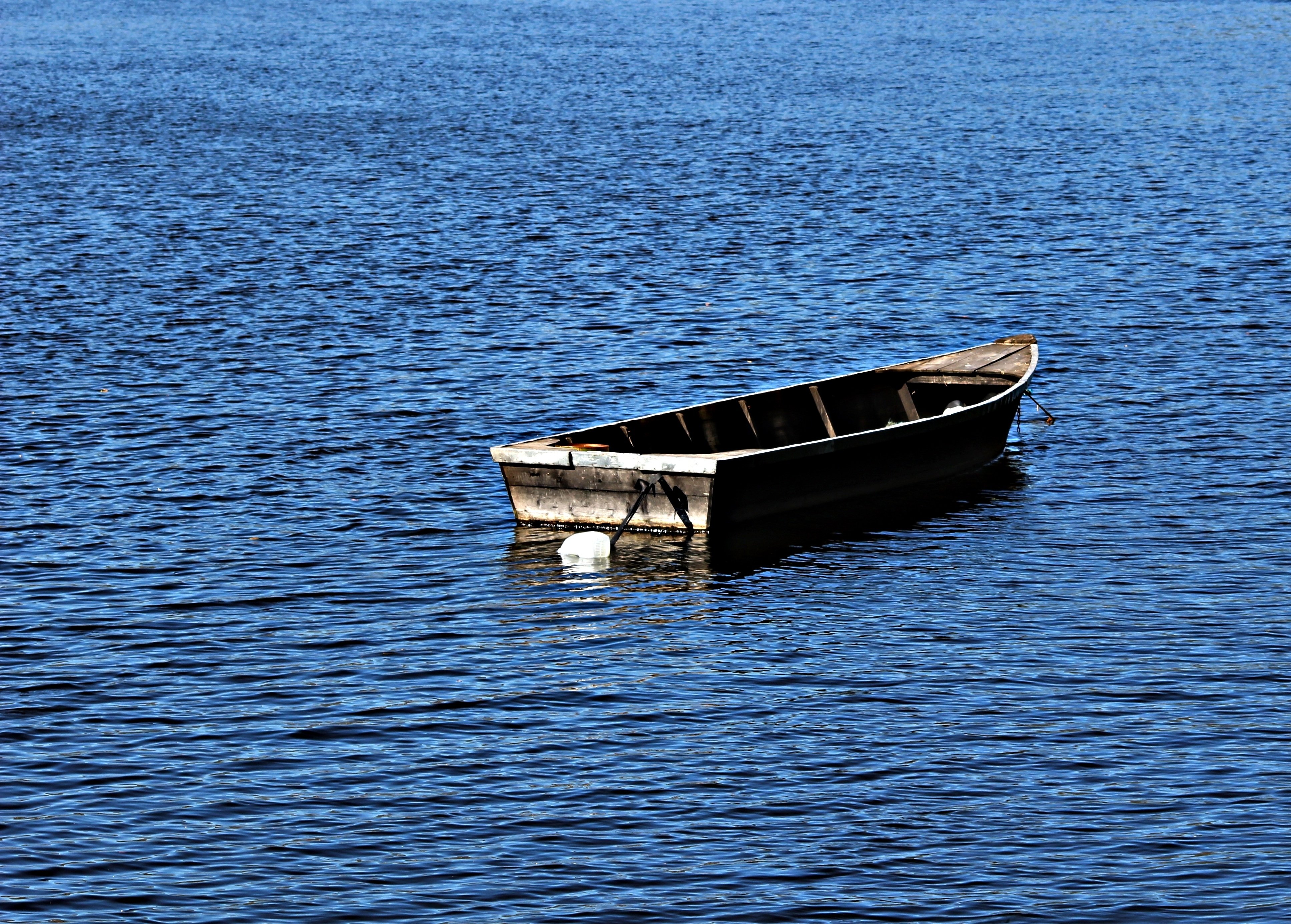 Когда можно выходить на воду на лодке. Старая лодка. Пустая лодка. Лодка на реке. Лодка деревянная на воде.