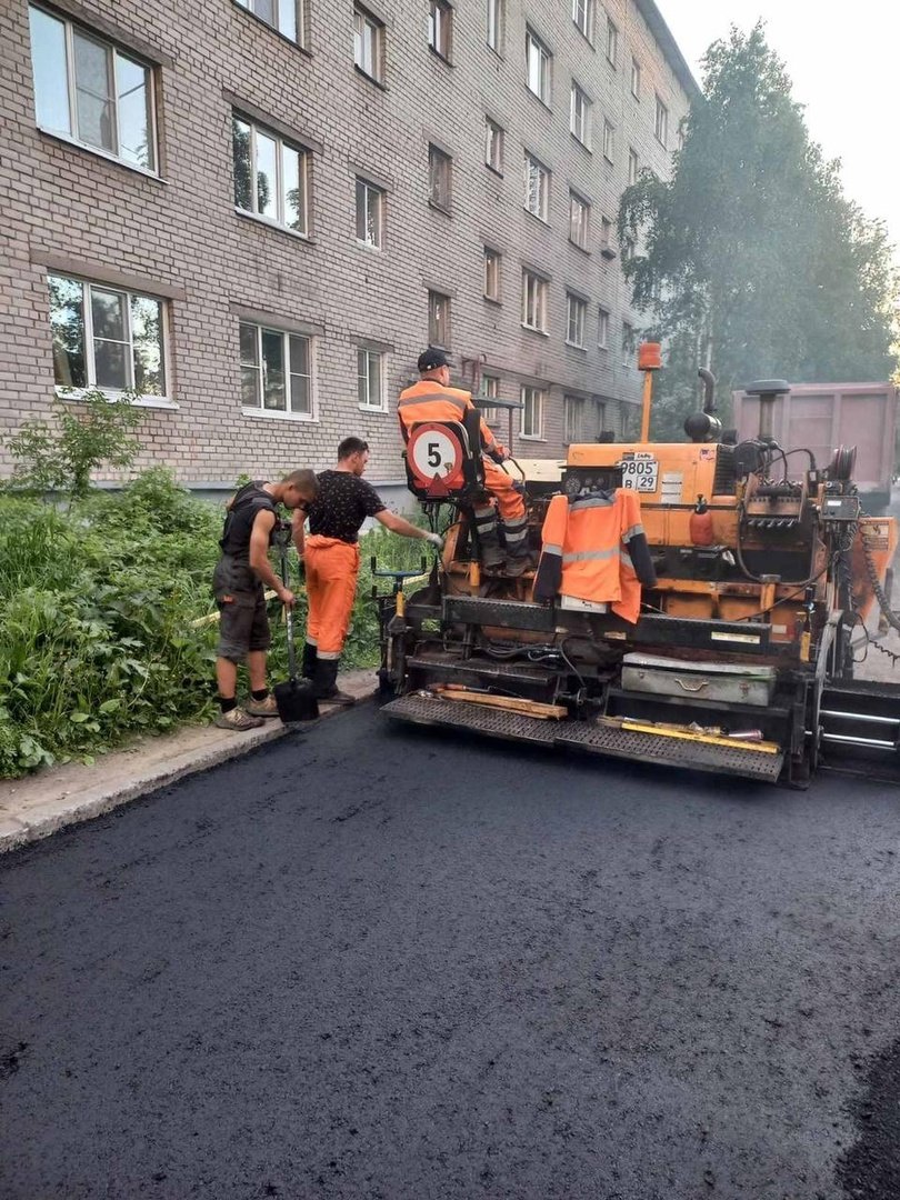 Ремонт проезда. Ремонт дворовых территорий. В Архангельске на Маяковском новый асфальт. "Пирог" асфальтобетон дворовой проезд. Чем заменить асфальт