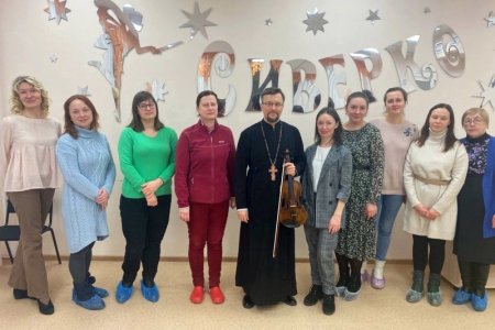 Архангельский священник сыграл на скрипке в детском саду