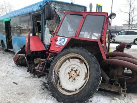 Столкновение автобуса с трактором в Архангельске взято "на карандаш" прокуратурой