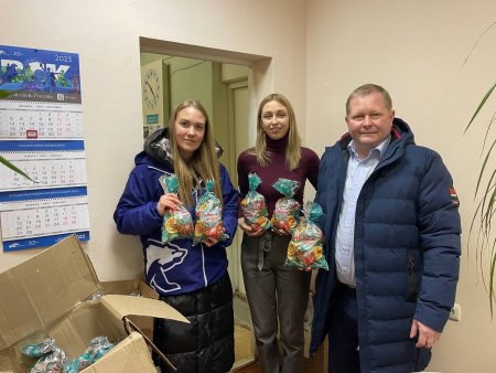 «Единая Россия» передала 200 подарков для Архангельской детской областной больницы