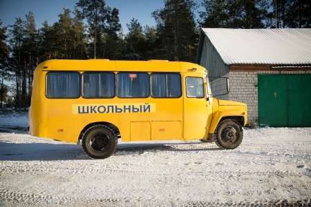 Школьный автобус вернулся в малонаселенную деревню Архангельской области