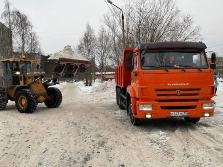 Дмитрий Морев распорядился вывезти снег из поселка Гидролизного завода