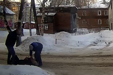 В Архангельске двое мерзавцев избили и ограбили пожилого человека