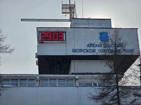 Новые часы на здании Морвокзала в Архангельске начали отсчет времени