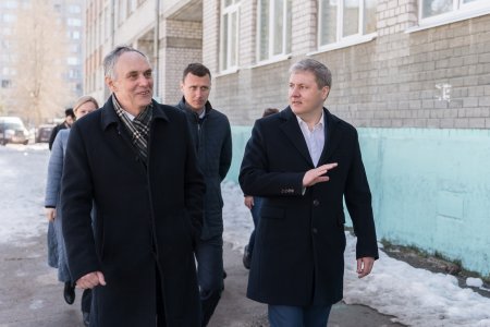 Мэр Архангельска проинспектировал строительство школьного спортзала