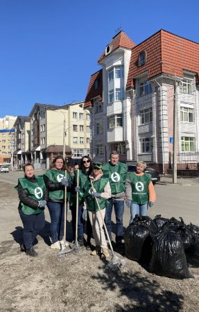 Сотрудники «ЭкоИнтегратора» навели чистоту в историческом центре Архангельска