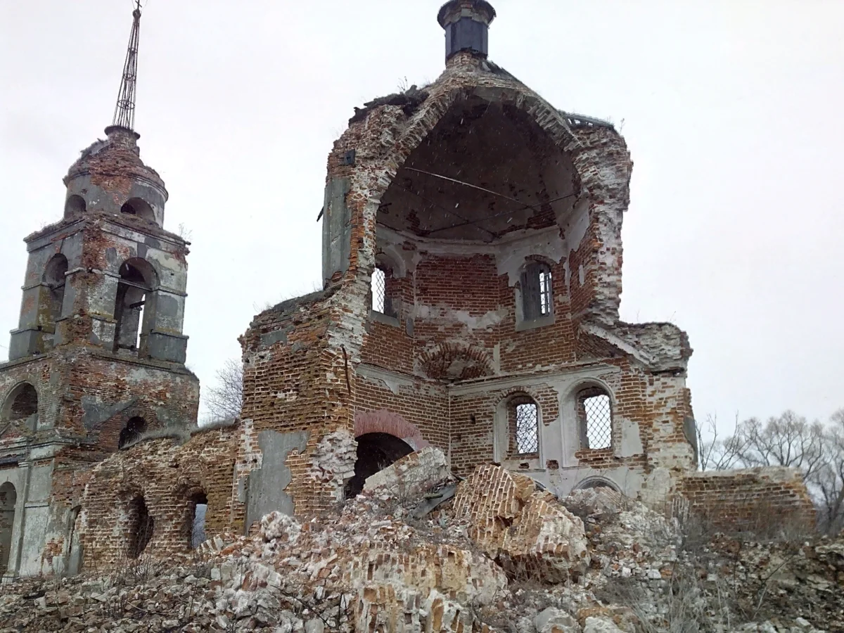 Церковь после. Разрушенный храм Николая Чудотворца. Храм Бутурлиновки разрушенный храм. Разрушенный храм село Устюцкое Новгородской.