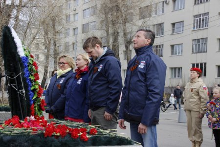 Красные гвоздики появились у подножья военных мемориалов в Архангельске