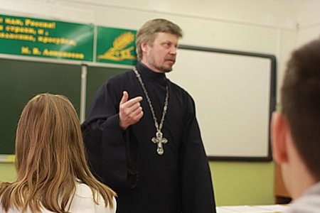 Северодвинские школьники поговорили со священником о власти денег на примере Раскольникова