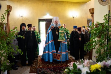 Митрополит Корнилий совершил в Новодвинске литургию в честь Святого духа