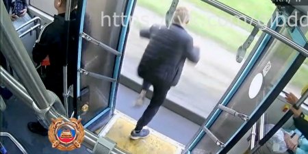 В Архангельске проходит проверка по факту выпадения мужчины из автобуса