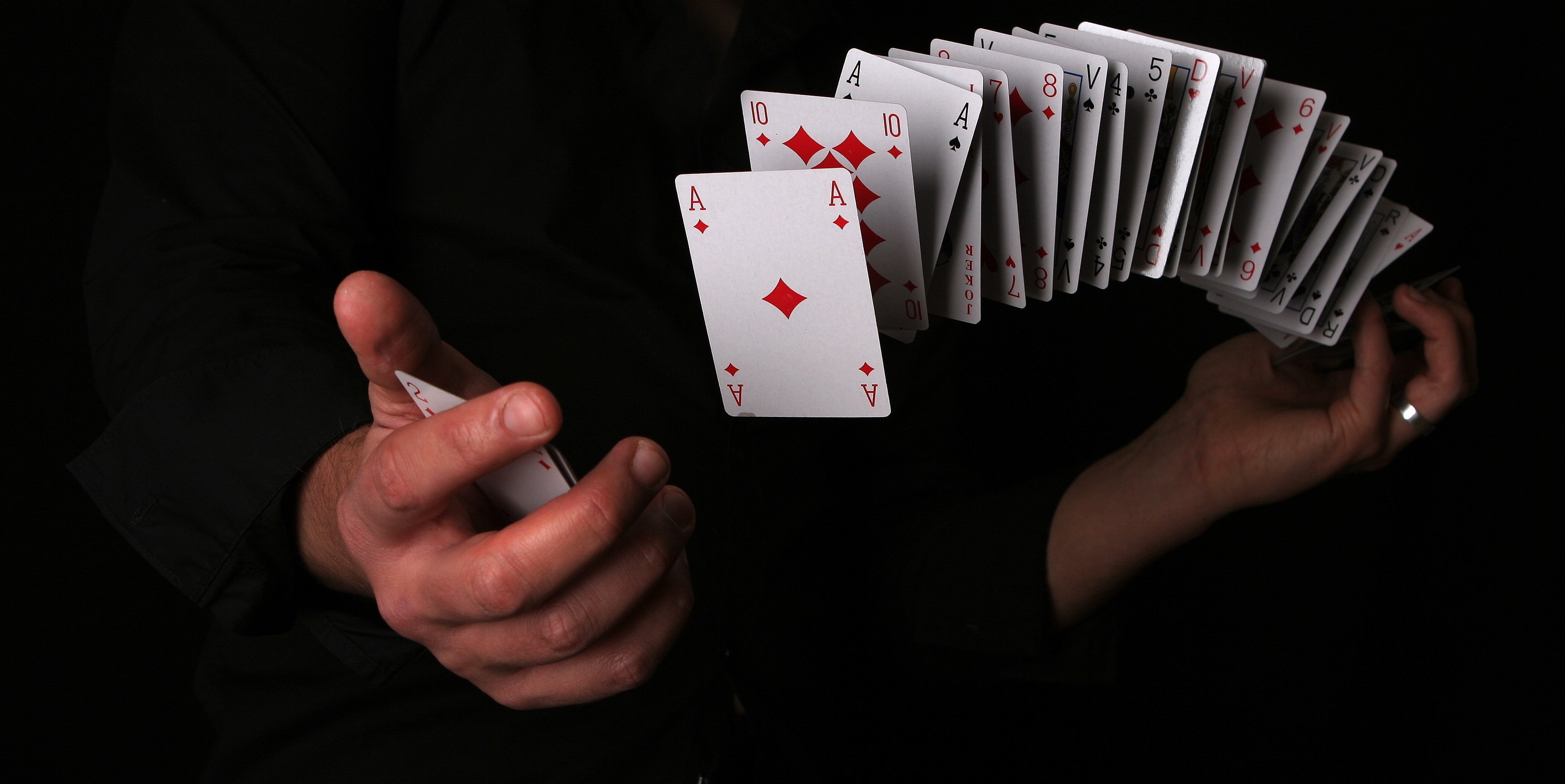 Играть в карты на деньги без обмана. Трюки с картами. Карточные фокусы. Карточный фокусник. Карты для фокусов.