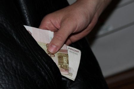 В Мезени чиновница Тараканова залезла в карман пенсионному фонду
