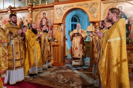Митрополит Корнилий совершил литургию в храме на "Севмаше"
