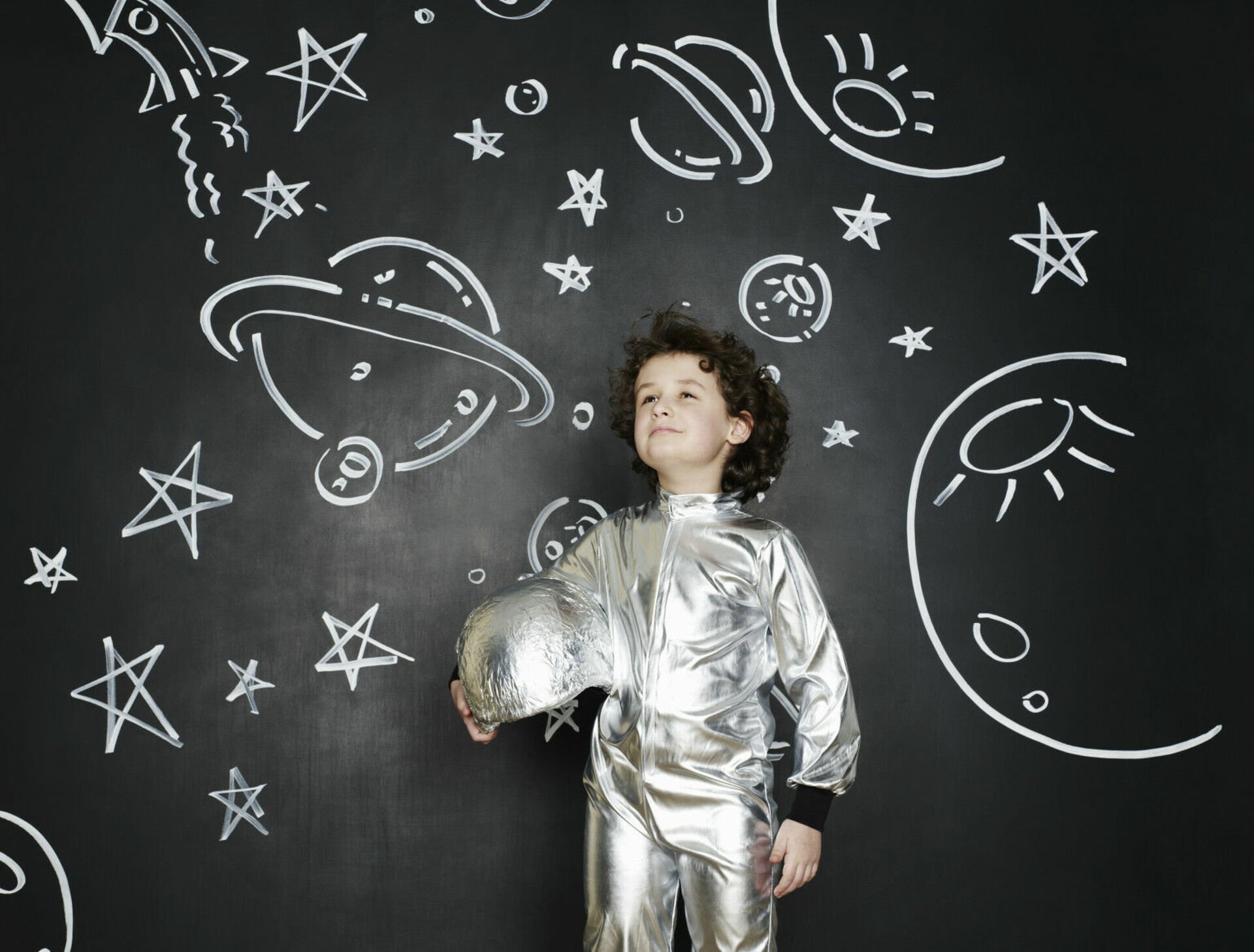 Дети мечтают о космосе. Мальчик мечтает. Ребенок мечтает. Мальчик в космосе. Как мальчик стал космонавтом