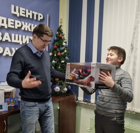 Депутат Госдумы подарил маленькому архангелогородцу внедорожник