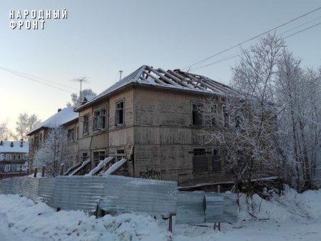 В Архангельске разбирают на дрова опасный дом