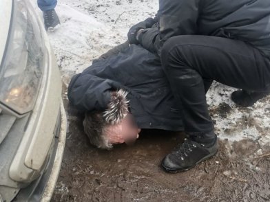 Архангельские полицейские ткнули двух наркодилеров мордами в снег