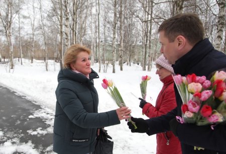 Игорь Арсентьев поздравил женщин с 8 марта нетривиальным образом