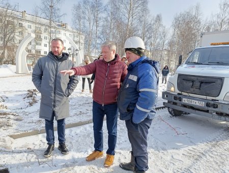 Дмитрий Морев проверил ход работ по устранению водопроводной течи