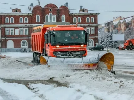 Архангельск ликвидирует последствия ночного снегопада