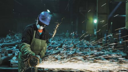 Рынок труда Архангельской области держится на рабочих профессиях