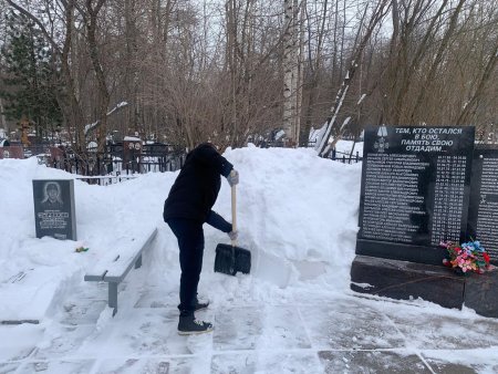 Осужденные спасают от снега центральное кладбище Архангельска