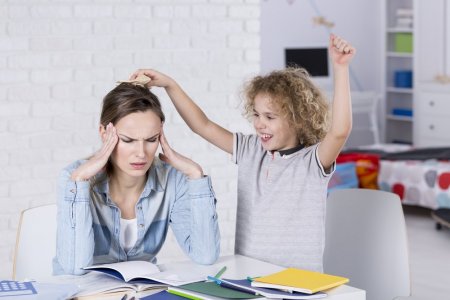 Архангельских родителей раздражает обязанность помогать детям делать уроки