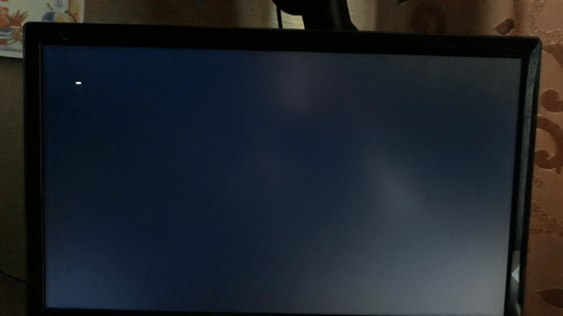 компьютер с выключенным экраном, но работающим