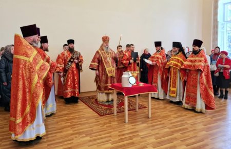 Митрополит Корнилий совершил литургию в храме иконы 