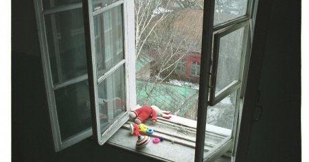 Не оставляйте детей без присмотра! В Архангельске ребенок выпал из окна