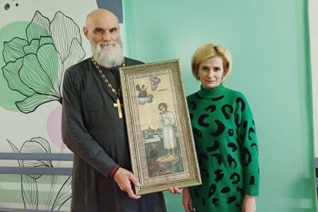 Архангельский священник подарил родной школе икону праведного отрока