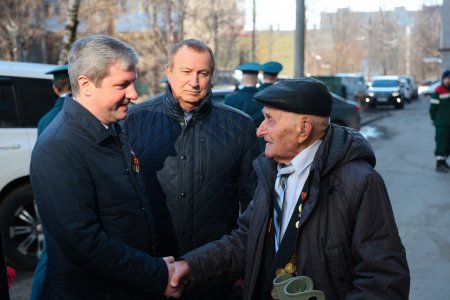 Дмитрий Морев лично поздравляет ветеранов с Днем Победы
