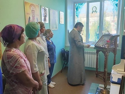 Священник помолился за здоровье сложных пациентов 6-ой больницы Архангельска