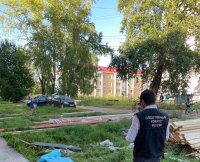 Юный строитель погиб в Котласском районе, упав с крыши